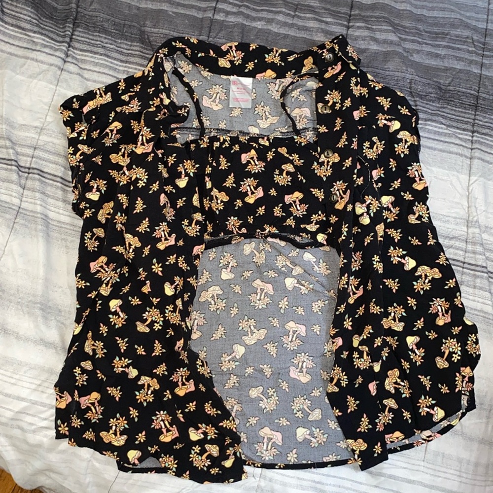 No Boundaries button down +crop top